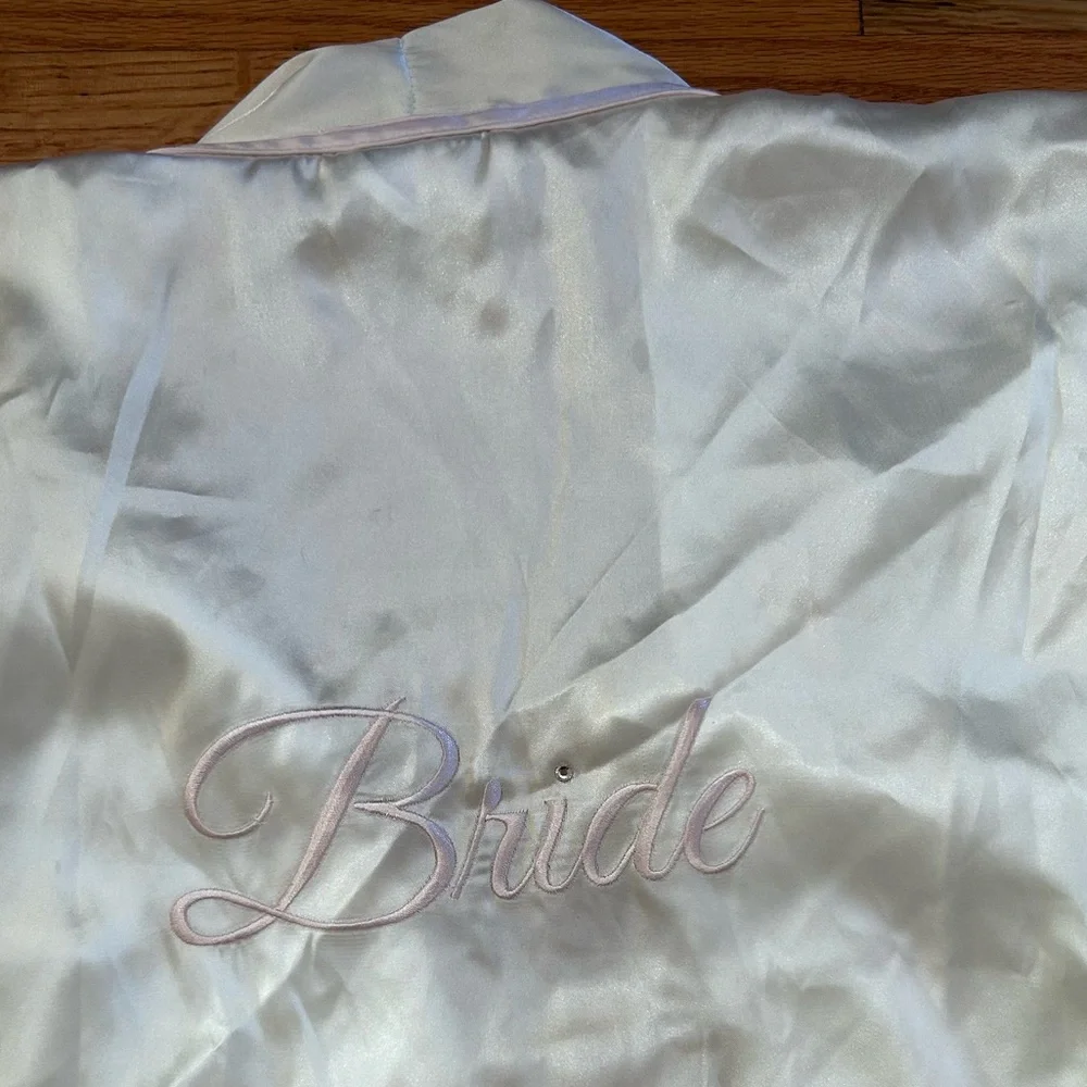 Linea Donatella White and Pink Bridal Robe and Pajama Set - Picture 4 of 6